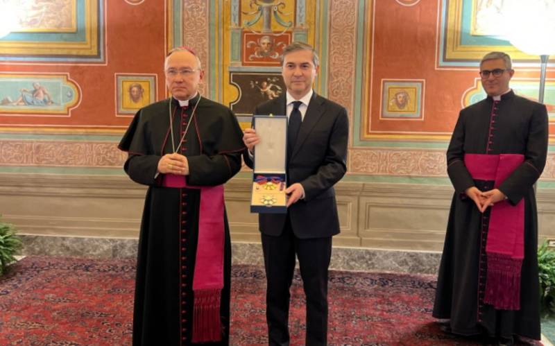 Azərbaycan səfiri təltif edildi