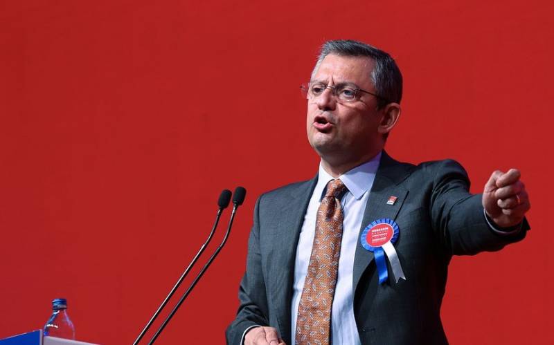 Özgür Özəl yenidən CHP sədri seçildi 