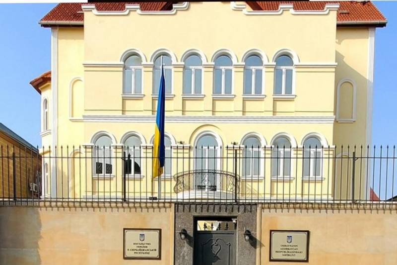 Ukrayna səfirliyində bayraqlar yarıya endirildi 