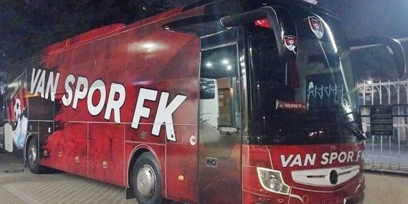 “Vanspor”un komanda avtobusuna hücum: 3 nəfər yaralandı - VİDEO