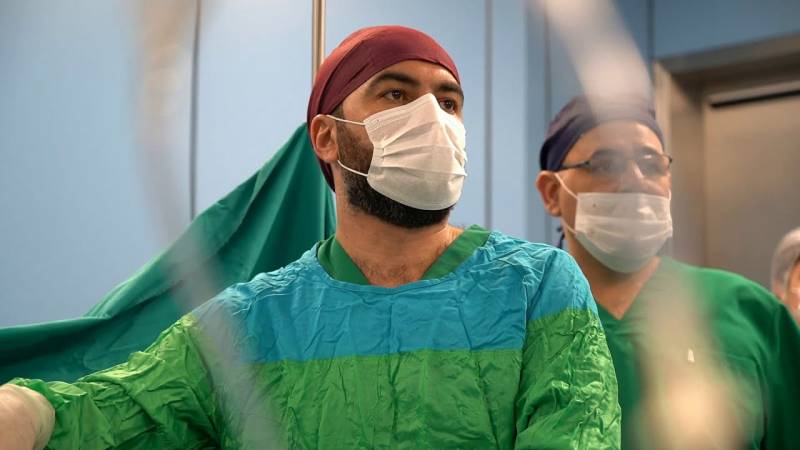 Əməliyyat zamanı canlı yayım açan cərrah nazirliyə çağırıldı 
