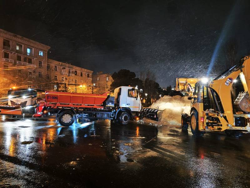 Sürüşmə ehtimalı olan küçə və prospektlərə texniki duz səpildi - FOTO