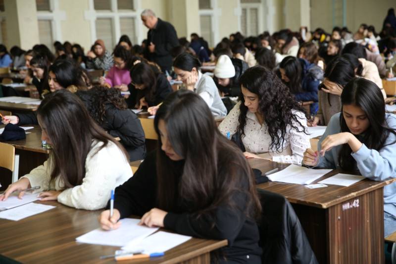Kollecdə oxumaq istəyənlərin NƏZƏRİNƏ