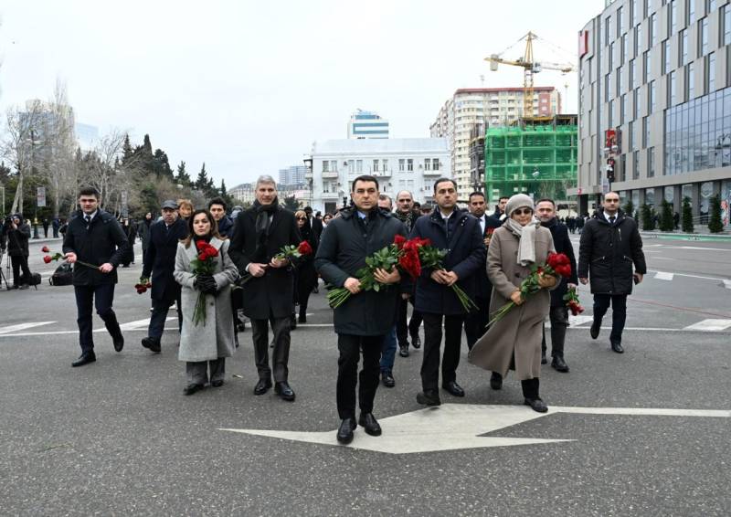 Mədəniyyət Nazirliyinin kollektivi Xocalı soyqırımı abidəsini ziyarət etdilər - FOTOLAR