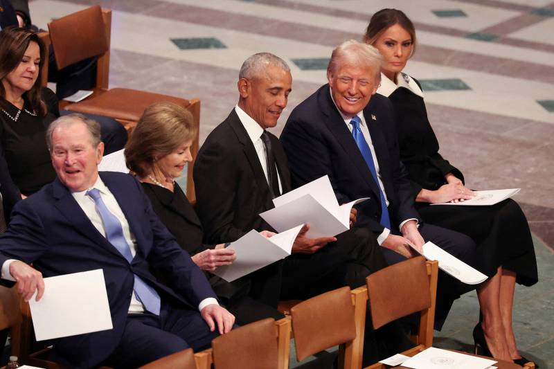 Tramp və Obama dəfn mərasimində danışdılar 