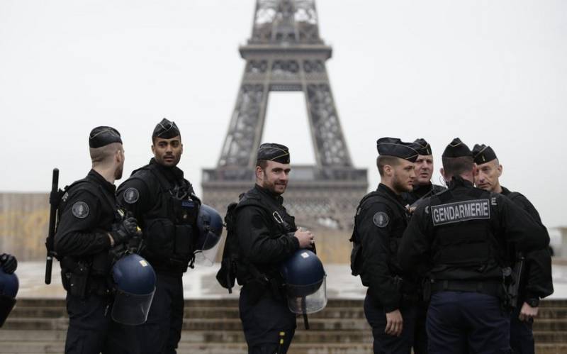 \"Əlcəzair blogeri qəbul etməməklə Parisi alçaltmaq istəyir\" - Fransa DİN