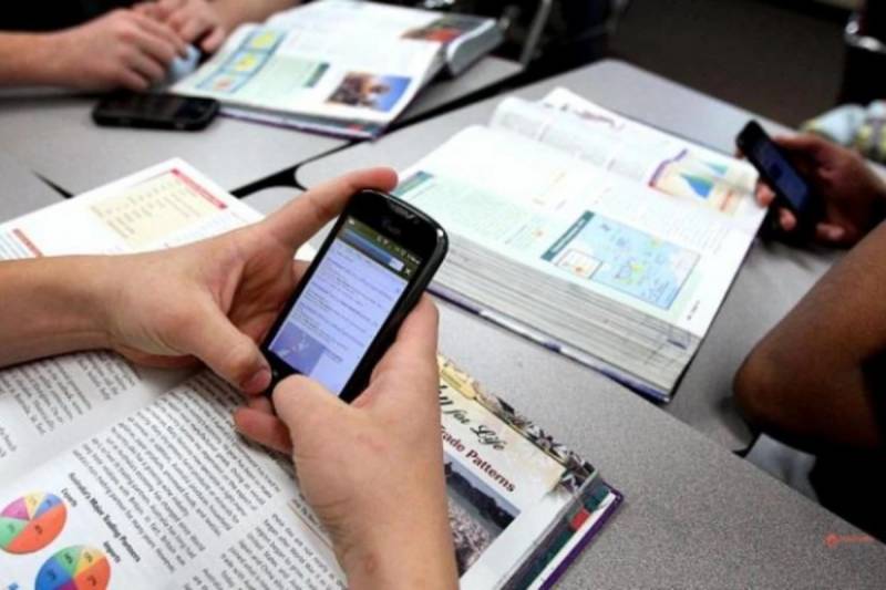 300-dən çox məktəbdə telefon qadağan edildi - RƏSMİ