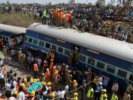 Hindistanda qatar 12 nəfəri vuraraq öldürdü 