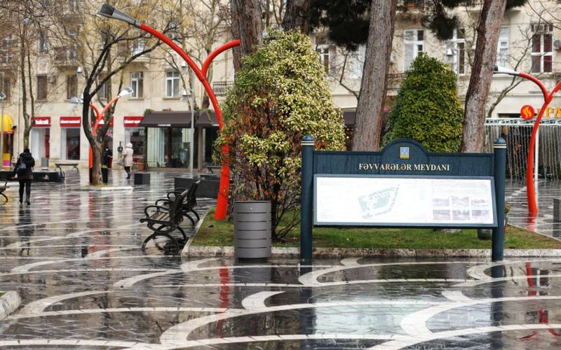 \"Fəvvarələr\" meydanında qanunsuz tikinti - Qurumlar hərəkətə keçdi