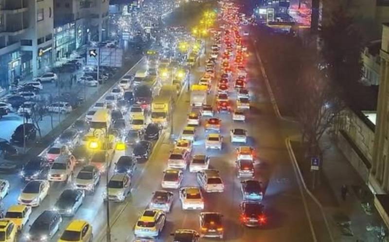 Bakıda axşam tıxacı - SİYAHI