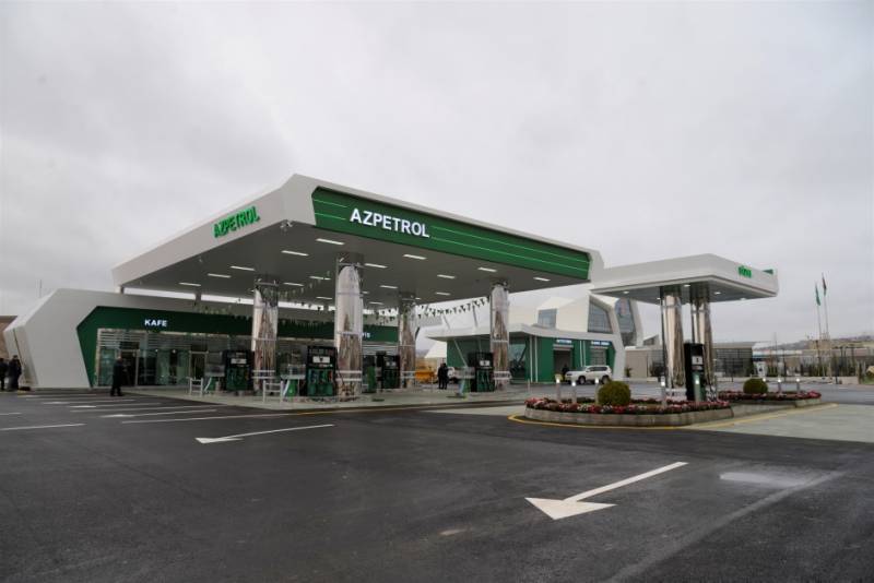 “Azpetrol”da qaz dolduran avtomobil yandı - VİDEO