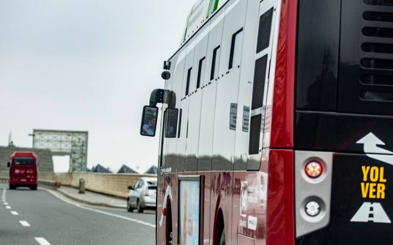 \"BakuBus\"a məxsus avtobus 2 maşını əzdi - FOTO
