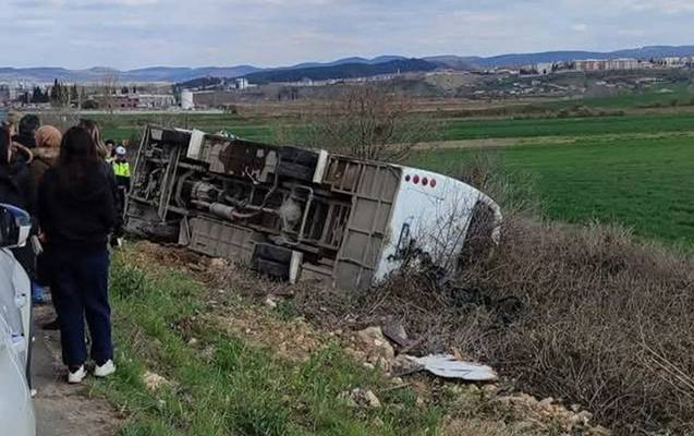 Şagirdləri daşıyan servis avtobusu aşdı: 27 yaralı var - FOTOLAR