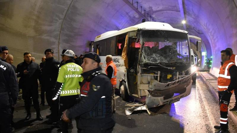 Mikroavtobus yük maşını ilə toqquşdu - 14 nəfər yaralandı