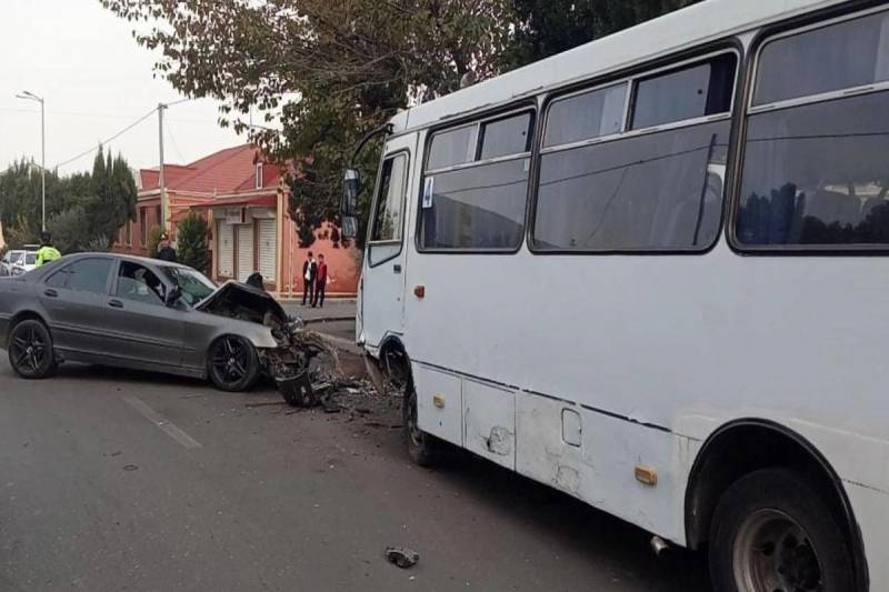 Avtobus minik maşını ilə toqquşdu - Xəsarət alanlar var