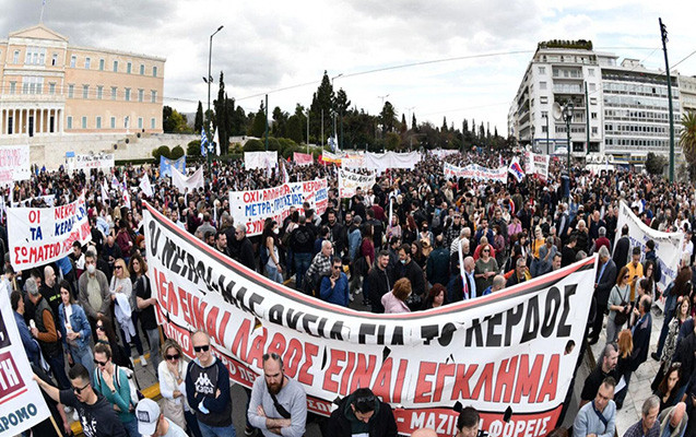 Afinada minlərlə insan parlamentin qarşısına toplaşdı