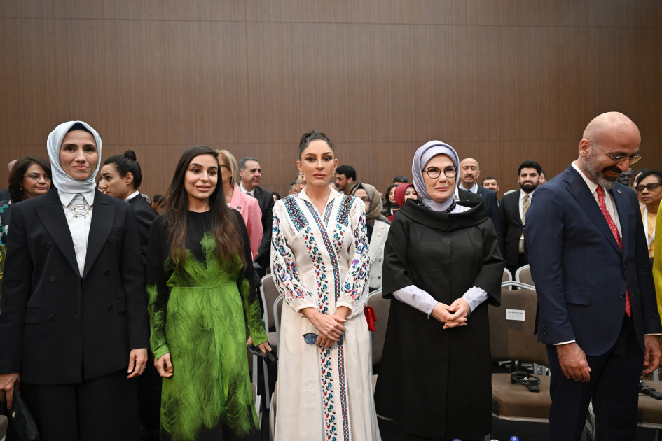 Mehriban Əliyeva Antalyada panel iclasında - FOTOLAR