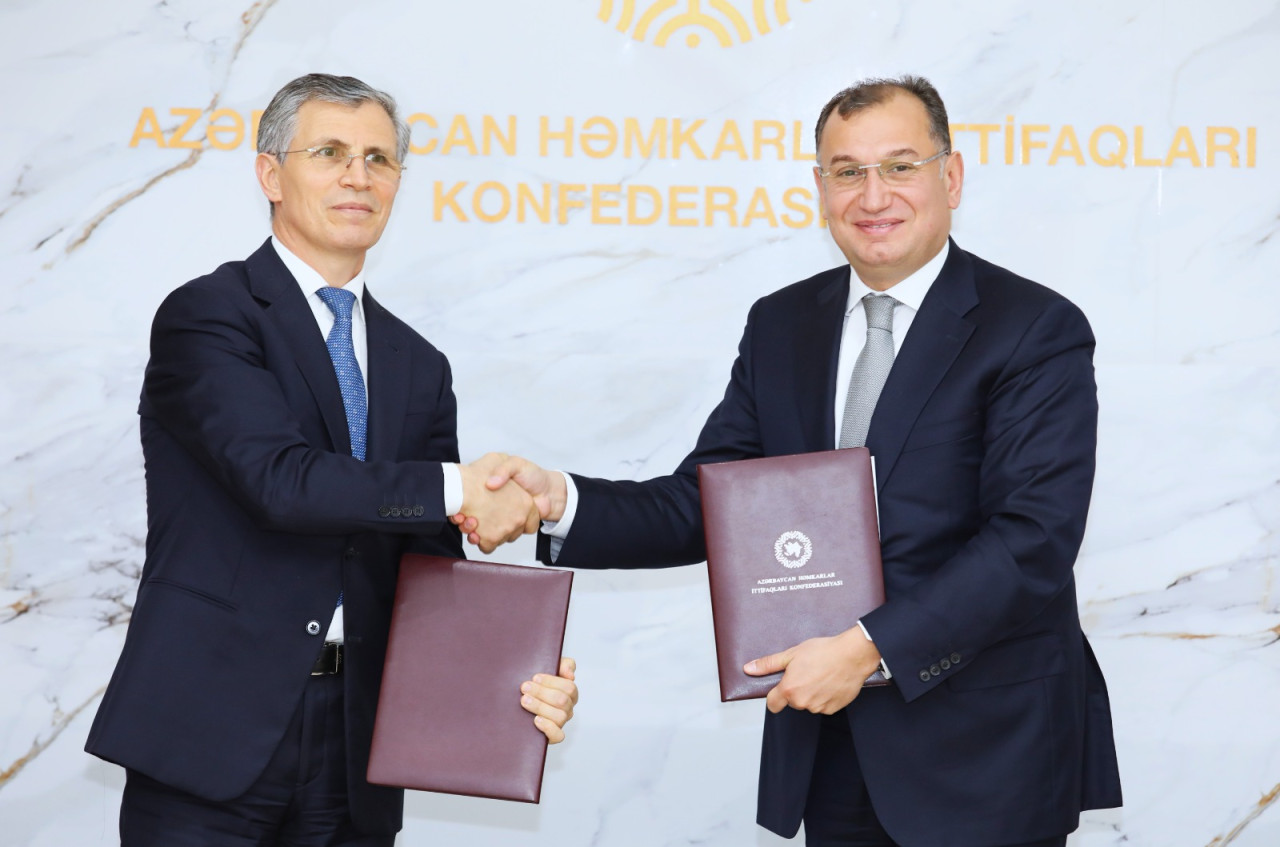Azərbaycan Həmkarlar İttifaqları Konfederasiyası ilə Sosial Tədqiqatlar Mərkəzi arasında Memorandum imzalandı - FOTOLAR