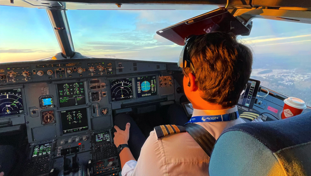 Pilot oğlunun enişini izləyən ananın etdiyi gündəm oldu&nbsp; - VİDEO
