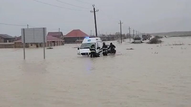 Təcili yardım maşını da suda batdı - VİDEO/FOTO