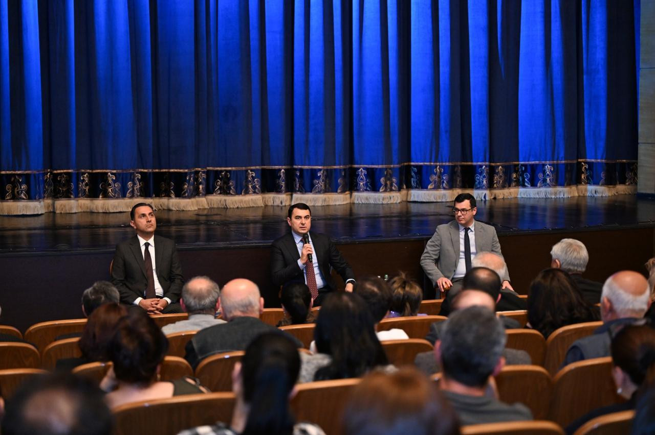 Adil Kərimli Akademik Milli Dram Teatrının kollektivi ilə görüşdü - FOTOLAR