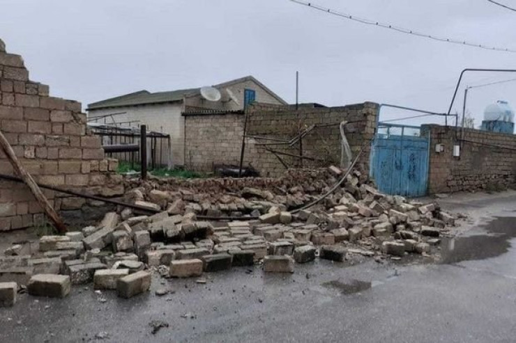 Bakıda qadının üzərinə hasar aşdı - Həyatını itirdi