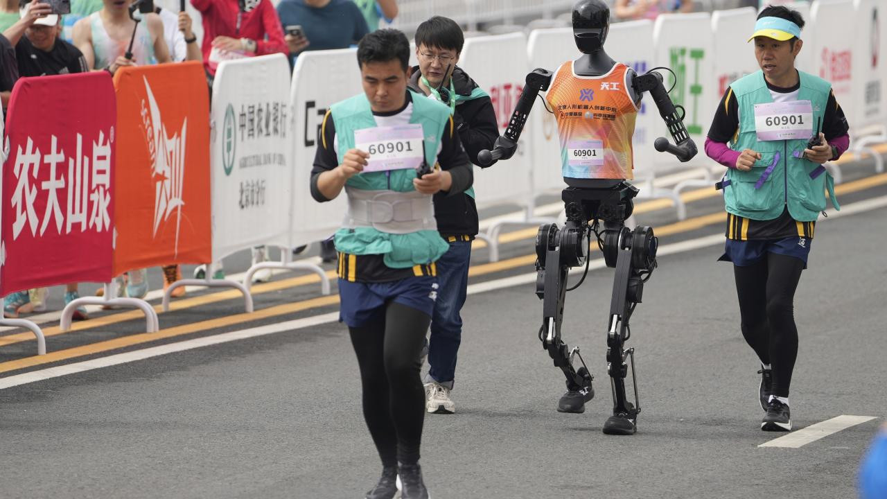 Robotlar insanlarla eyni yarışda qaçdılar-İLK DƏFƏ