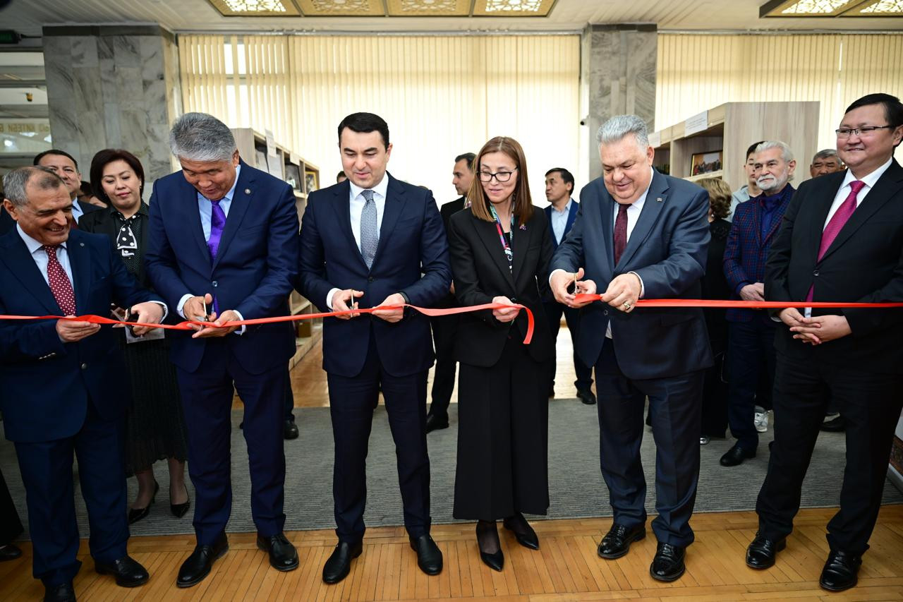 Qırğızıstanda “Azərbaycan ədəbiyyatı guşəsi\" açıldı - Fotolar