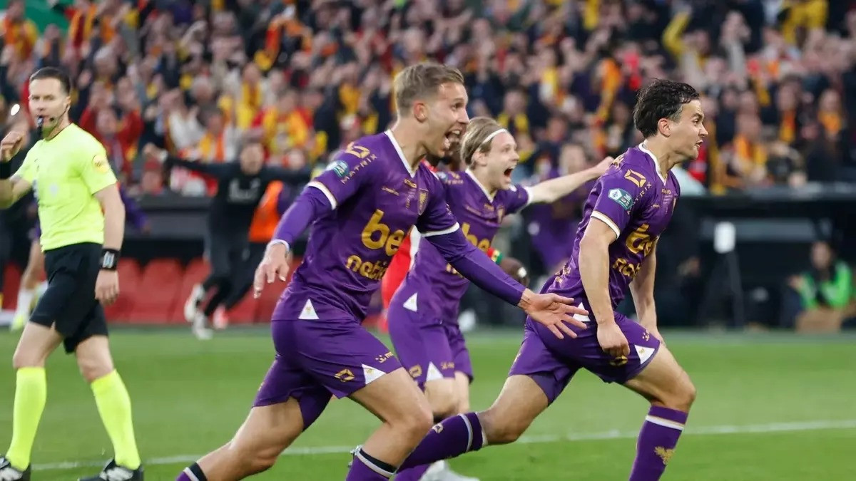 Hollandiyada tarixi final - Sürpriz klub kuboku qaldırdı