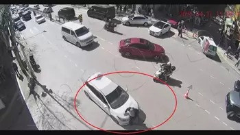 Piyada keçidindən istifadə etmədi: Avtomobillə vuruldu - ANBAAN VİDEO