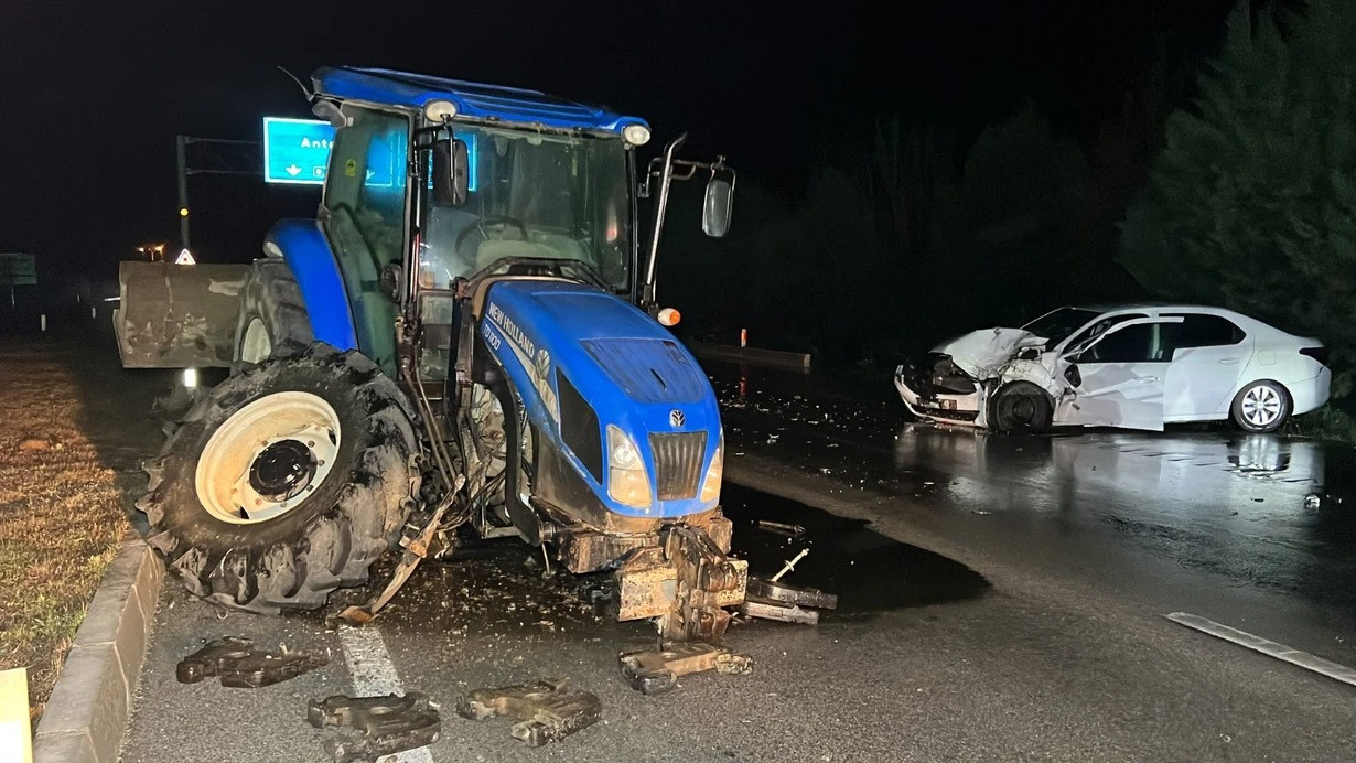 Traktor ilə avtomobil toqquşdu - Yaralılar var