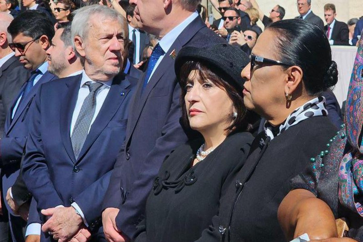 Sahibə Qafarova Papanın dəfn mərasimində - FOTOLAR 