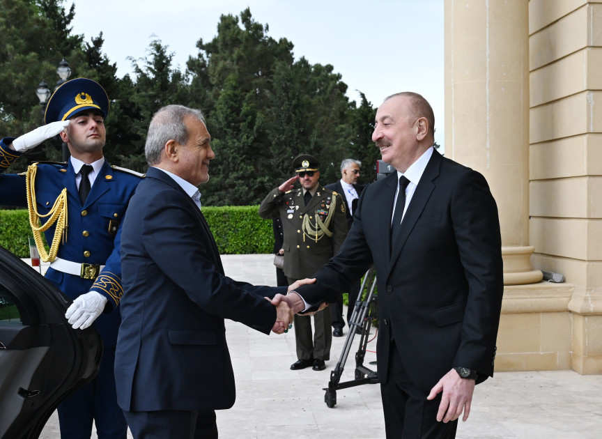 Prezident Pezeşkianı qarşıladı