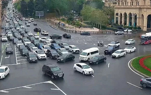 Bu yollarda tıxac var - SİYAHI