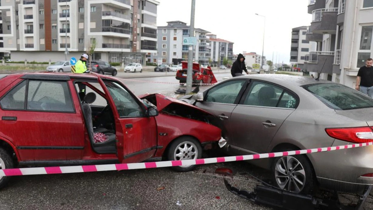 Yağışlı hava qəzaya səbəb oldu - Yaralılar var