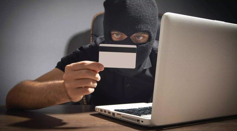 Təkcə bir kartdan 13665 manat oğurlandı