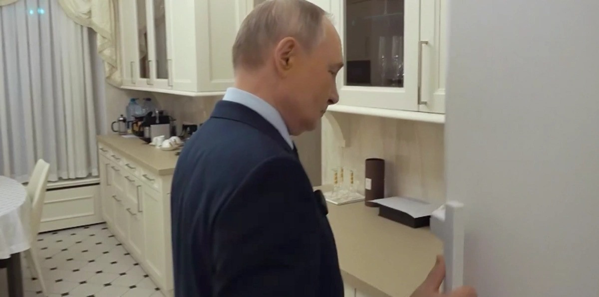 Putin soyuducusunun içini GÖSTƏRDİ - VİDEO