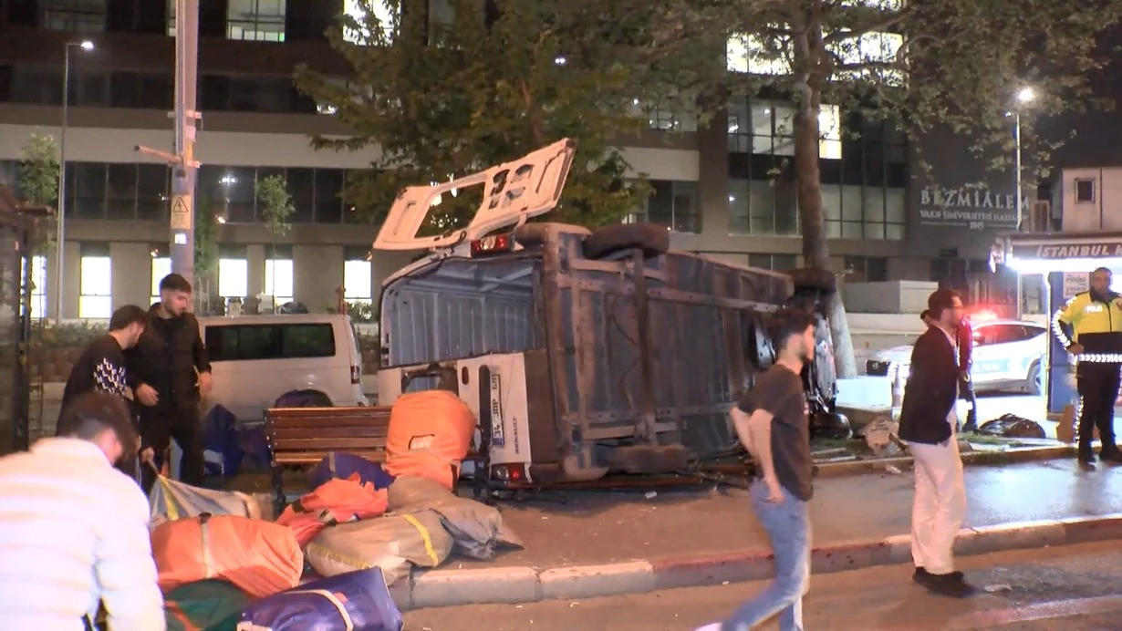 Səkiyə çıxan mikroavtobus aşdı