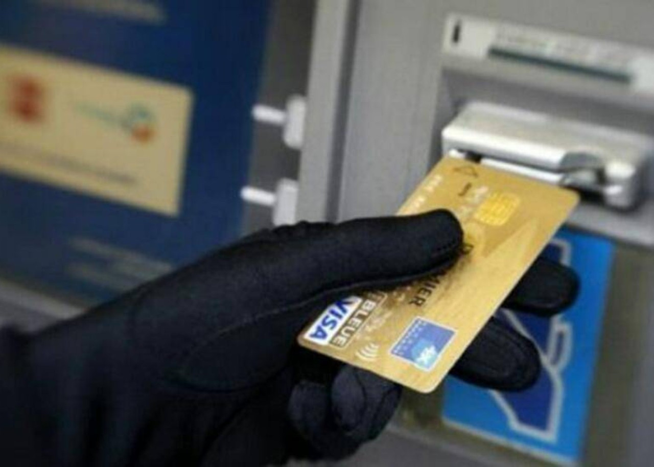 Bank kartlarından 33 min manatdan çox pul oğurlandı