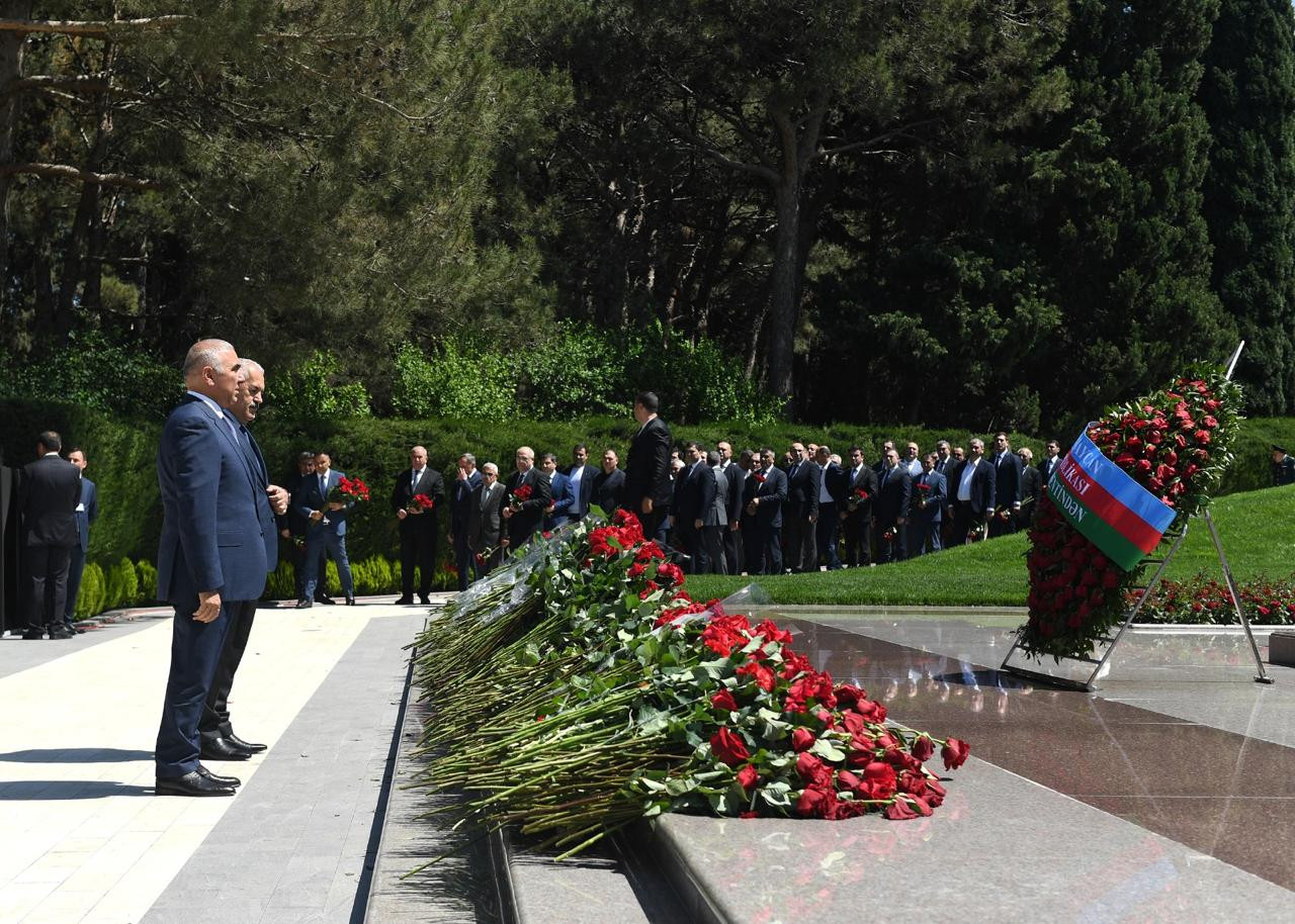 Azərişıq\" ASC-nin əməkdaşları və rəhbər heyəti Fəxri xiyabanda - FOTO