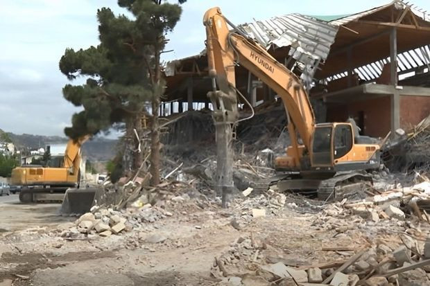 İcra hakimiyyəti vətəndaşın evini sökdürdü - VİDEO