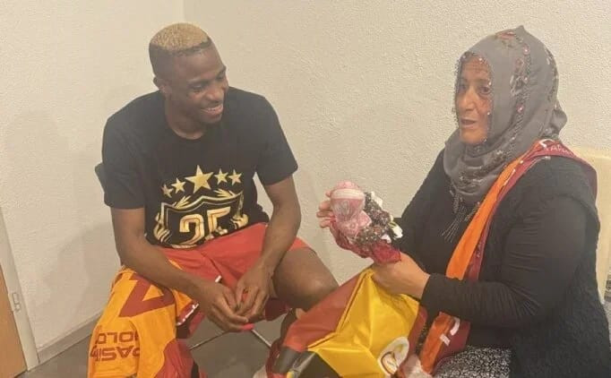“Osimhen kuklası” ilə məşhurlaşan qadın futbolçu ilə görüşdü