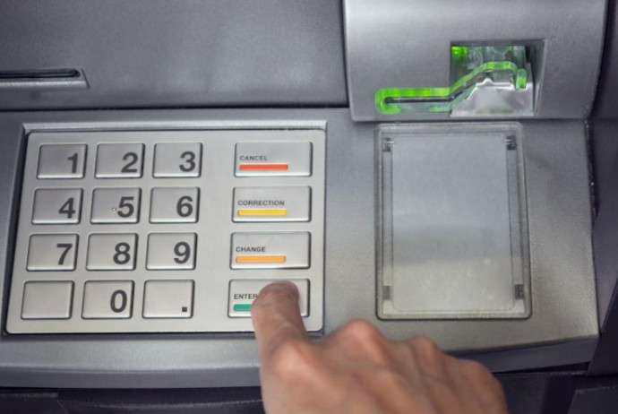 Sumqayıtda qadın kartdan 2600 manat oğurladı