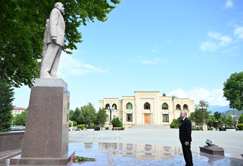 İlham Əliyev Heydər Əliyevin İsmayıllıdakı abidəsini ziyarət etdi