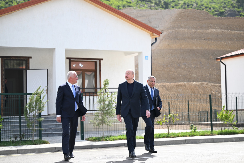 Prezident Laçının Bəylik kəndinin açılışında - FOTOLAR