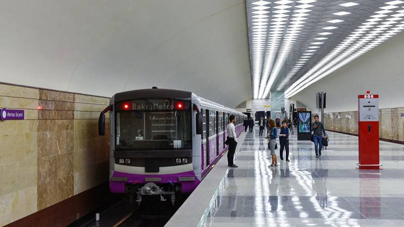 Bakıda bu yüksək vəzifəli şəxs işə metro ilə getdi - FOTO