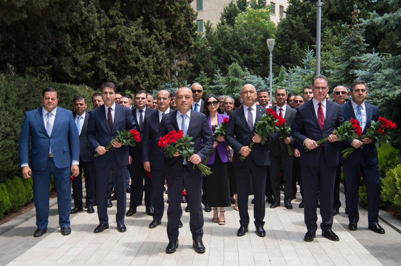 Peşə bayramında Fəxri Xiyaban və Şəhidlər Xiyabanına ziyarət - FOTOLAR