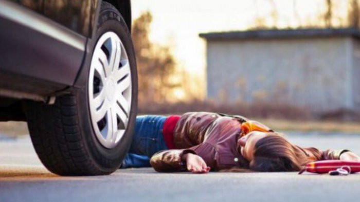Qadın sürücü 11 yaşlı qızı maşınla belə vurdu - ANBAAN GÖRÜNTÜ