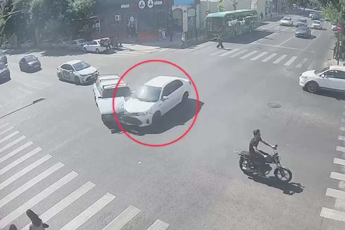 Bakıda \"qırmızı\"da keçən sürücü dəhşətli qəza törətdi - ANBAAN VİDEO