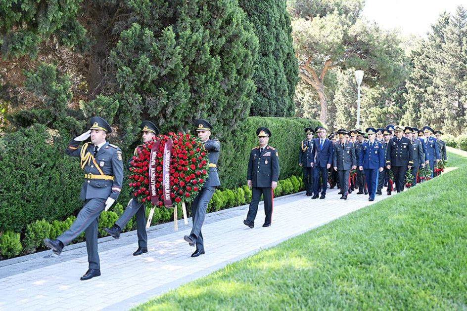 Müdafiə naziri Fəxri Xiyabanda və Zəfər parkında - FOTOLAR